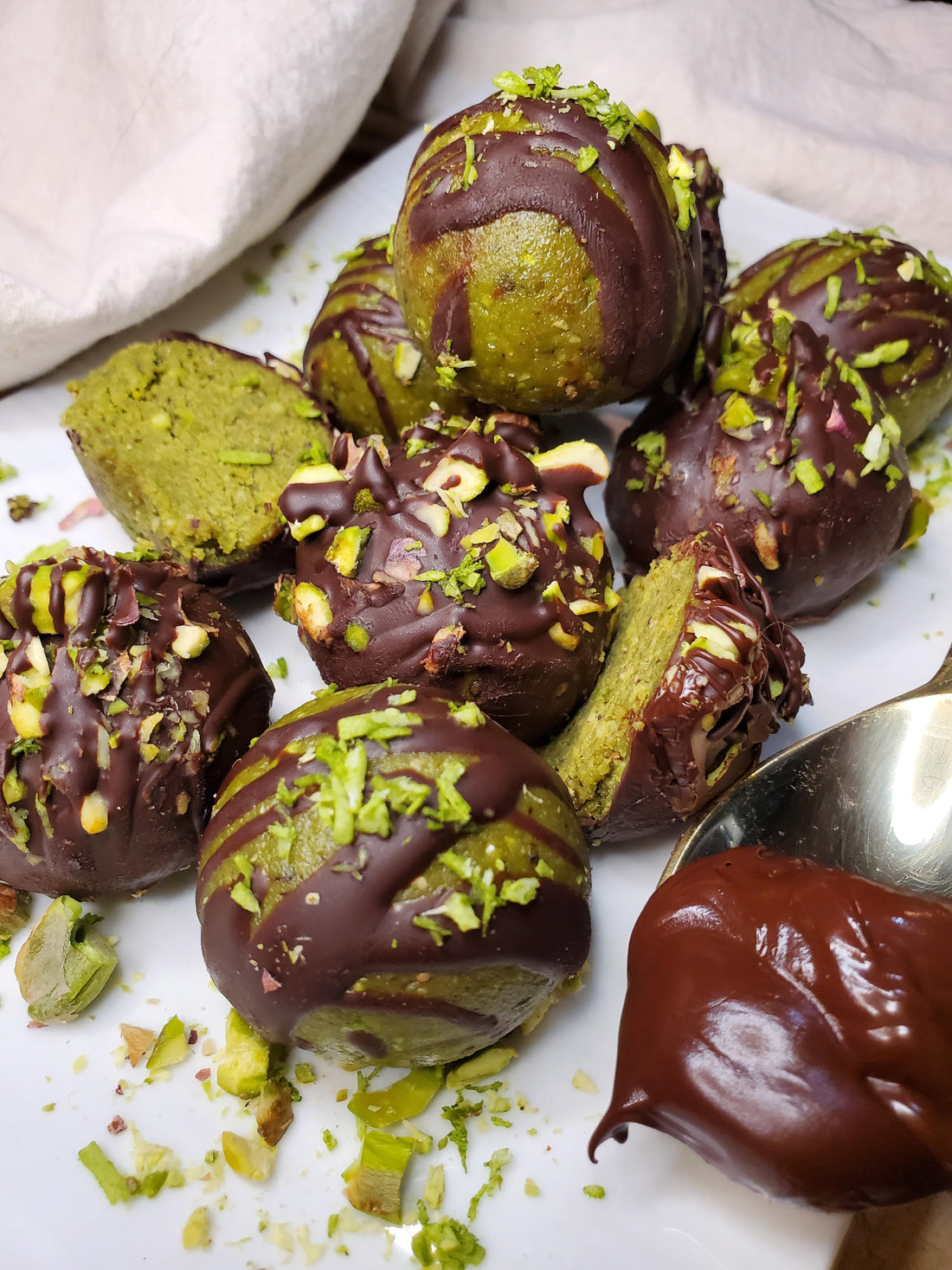 Boules d’énergie protéinées au matcha et pistaches